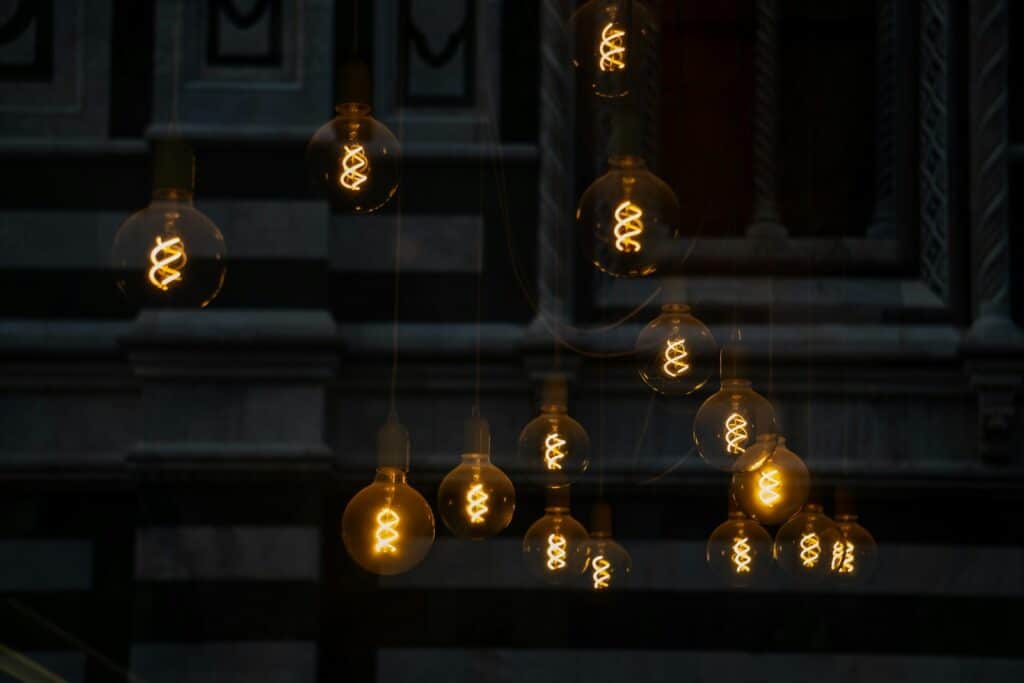 a bunch of light bulbs hanging from a ceiling