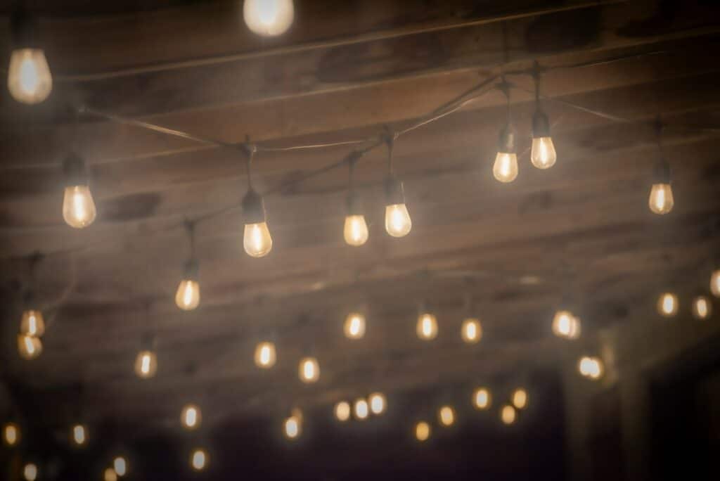 a bunch of light bulbs hanging from a ceiling